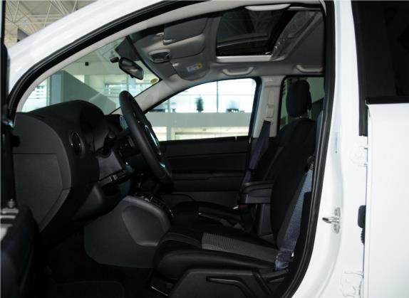 指南者(进口) 2014款 2.4L 四驱运动版 车厢座椅   前排空间