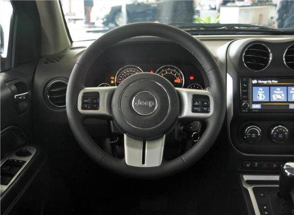 指南者(进口) 2014款 改款 2.0L 两驱精英版 中控类   驾驶位