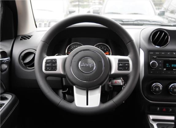 指南者(进口) 2014款 改款 2.4L 四驱舒适版 中控类   驾驶位