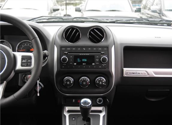 指南者(进口) 2014款 改款 2.4L 四驱舒适版 中控类   中控台