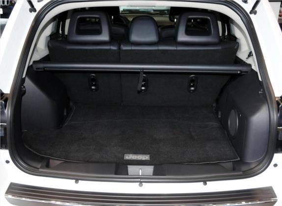 指南者(进口) 2014款 改款 2.4L 四驱豪华版 车厢座椅   后备厢