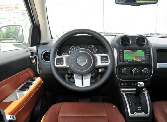 指南者(进口) 2014款 改款 2.4L 四驱豪华导航版 中控类   驾驶位