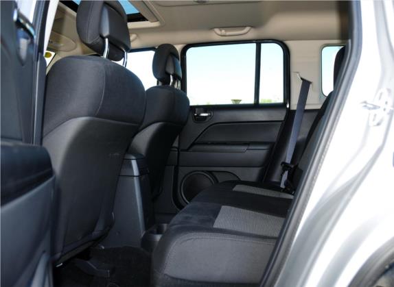 自由客 2011款 2.4 运动版 车厢座椅   后排空间