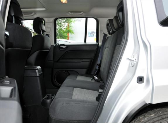 自由客 2011款 2.4 经典升级版 车厢座椅   后排空间