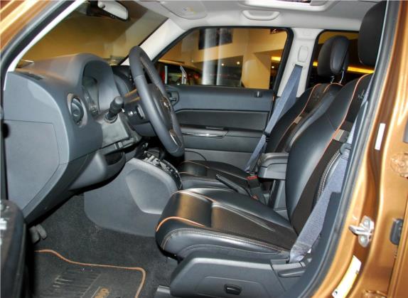 自由客 2011款 2.4 70周年限量版 车厢座椅   前排空间