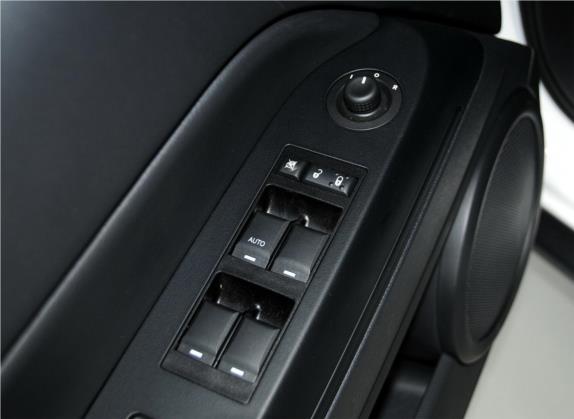 自由客 2013款 2.4 炫黑运动版 车厢座椅   门窗控制