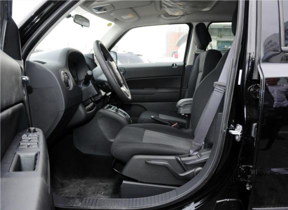 自由客 2014款 2.4L 运动版 车厢座椅   前排空间