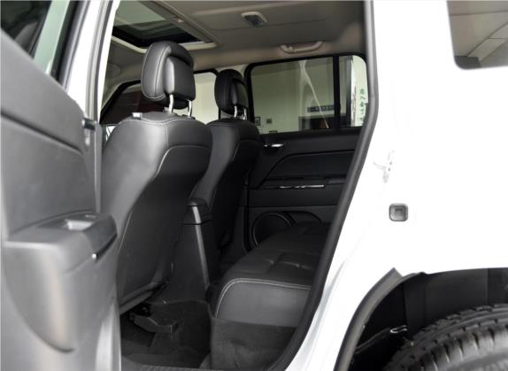 自由客 2015款 2.4L 豪华导航版 车厢座椅   后排空间