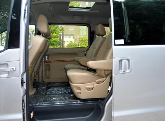 瑞风M5 2012款 2.0T 汽油自动商务版 车厢座椅   后排空间