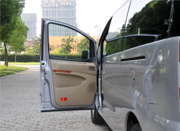 瑞风M5 2012款 2.0T 汽油自动商务版 车厢座椅   前门板