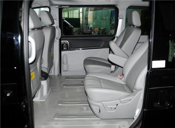瑞风M5 2013款 2.0T 汽油自动商务版 车厢座椅   后排空间