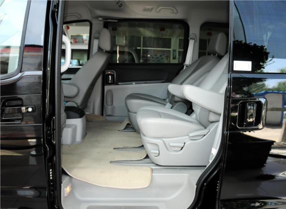 瑞风M5 2013款 2.0T 汽油手动商务版 车厢座椅   后排空间