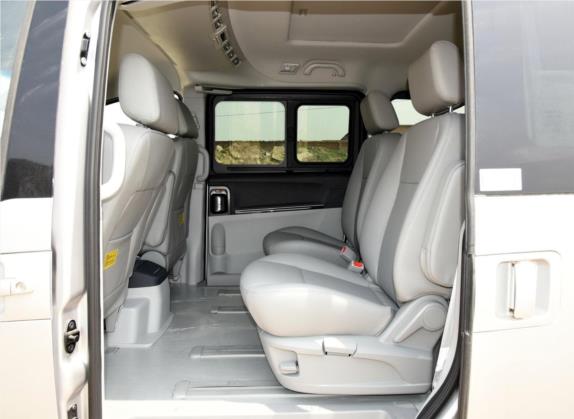 瑞风M5 2016款 2.0T 汽油手动商务版 车厢座椅   后排空间