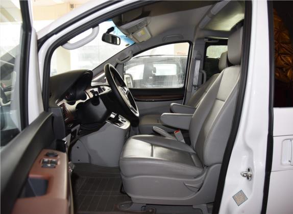 瑞风M5 2017款 2.0T 汽油手动商务版 车厢座椅   前排空间