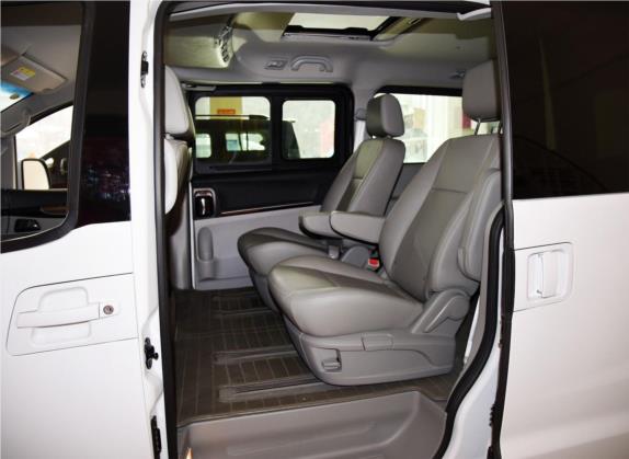 瑞风M5 2017款 2.0T 汽油手动商务版 车厢座椅   后排空间