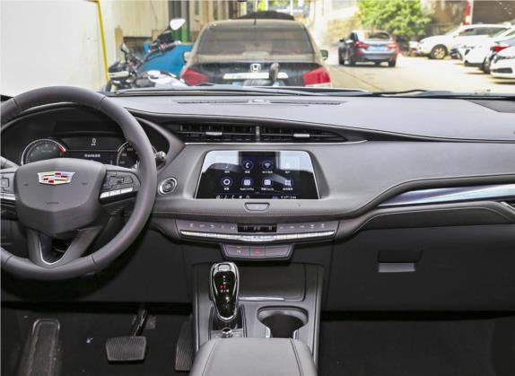 凯迪拉克XT4 2020款 改款 28T 两驱技术型 中控类   中控台