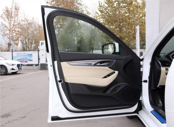 凯迪拉克CT5 2020款 28T 时尚型 车厢座椅   前门板
