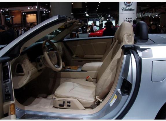 凯迪拉克XLR 2008款 4.6L 车厢座椅   前排空间