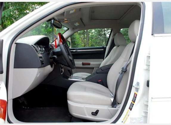 克莱斯勒300C 2006款 2.7L 豪华版 车厢座椅   前排空间