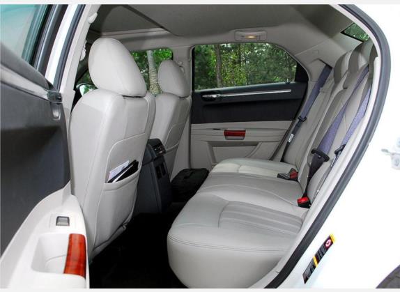 克莱斯勒300C 2006款 2.7L 豪华版 车厢座椅   后排空间