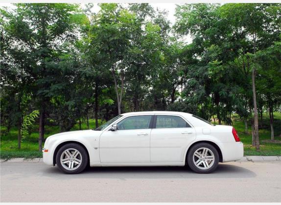 克莱斯勒300C 2006款 2.7L 豪华版 外观   正侧