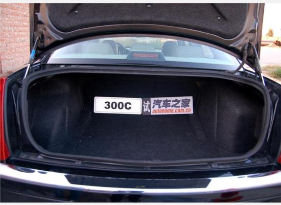 克莱斯勒300C 2006款 5.7L 豪华领航版 车厢座椅   后备厢