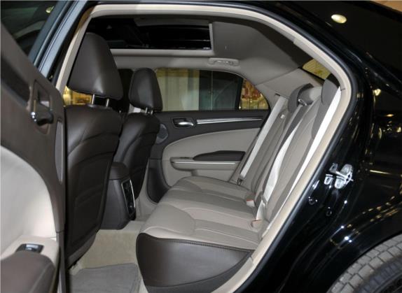 克莱斯勒300C(进口) 2013款 3.6L 尊享版 车厢座椅   后排空间