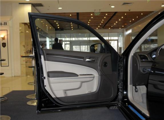克莱斯勒300C(进口) 2013款 3.6L 尊享版 车厢座椅   前门板