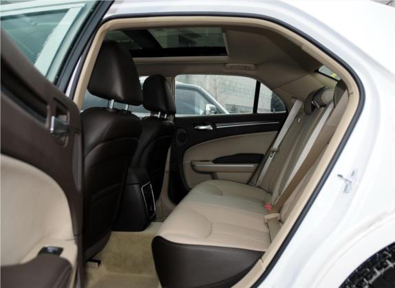克莱斯勒300C(进口) 2013款 3.6L 尊崇版 车厢座椅   后排空间