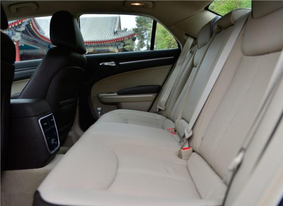 克莱斯勒300C(进口) 2014款 3.0L 卓越版 车厢座椅   后排空间