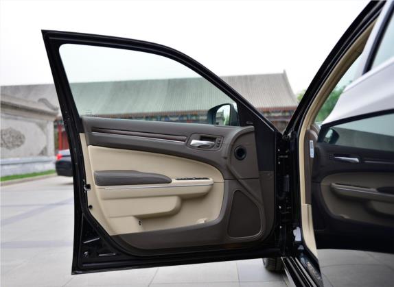 克莱斯勒300C(进口) 2014款 3.0L 卓越版 车厢座椅   前门板