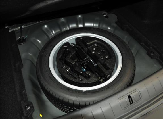 纬度 2011款 2.0L CVT豪华导航版 其他细节类   备胎