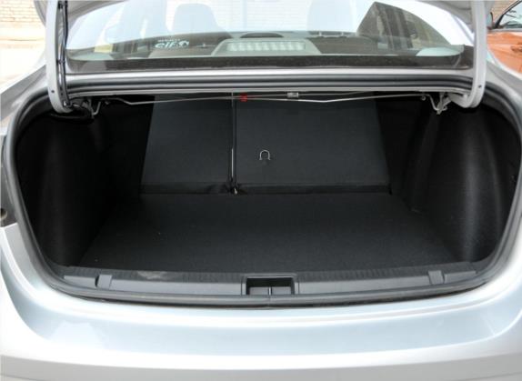 风朗 2011款 2.0L 标准版 车厢座椅   后备厢