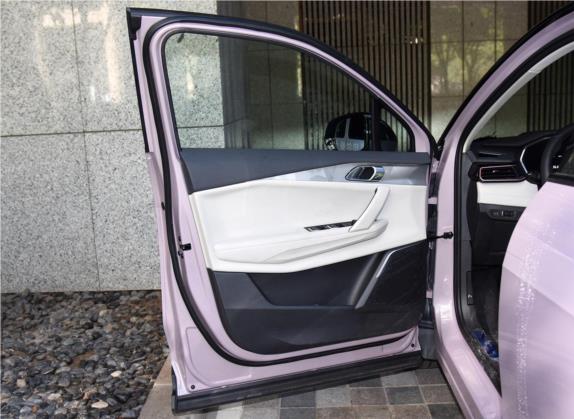 领克06 2021款 1.5T Shero粉色特别版 车厢座椅   前门板