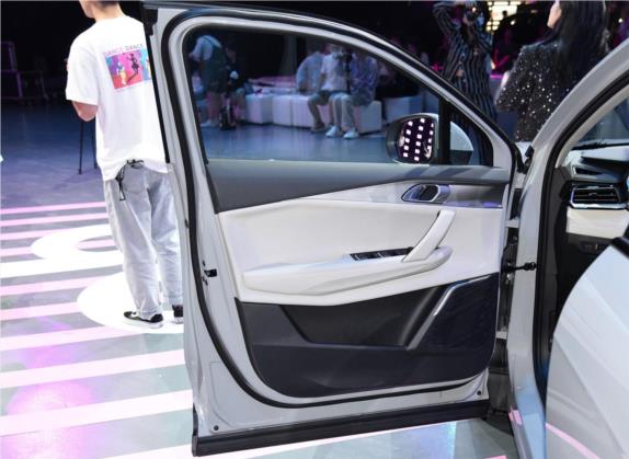 领克06新能源 2022款 PHEV 84KM续航版 Pro 车厢座椅   前门板