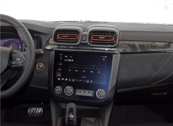 领克02 Hatchback 2021款 2.0TD Halo 驾控套件版 中控类   中控台