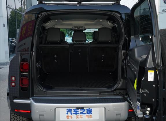 路虎卫士 2022款 110 P400 暗黑特别版 车厢座椅   后备厢