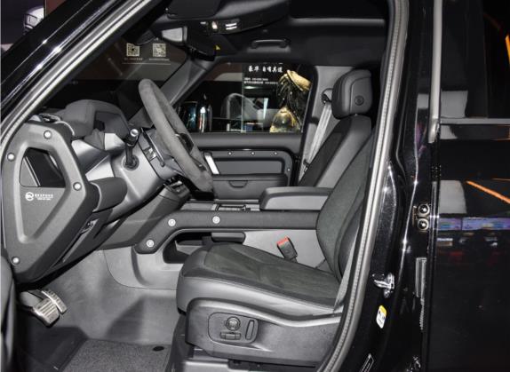 路虎卫士 2022款 110 V8 007典藏版 车厢座椅   前排空间