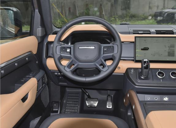 路虎卫士 2023款 改款 110 3.0T P400 X 中控类   驾驶位
