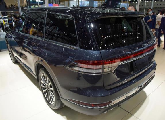 飞行家 2021款 3.0T V6 四驱尊雅版 外观   斜后