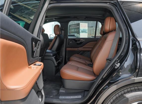 飞行家 2022款 3.0T V6 四驱尊雅版 车厢座椅   后排空间