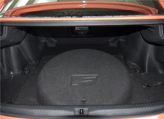 雷克萨斯RC F 2016款 F 5.0L 碳纤维版 车厢座椅   后备厢