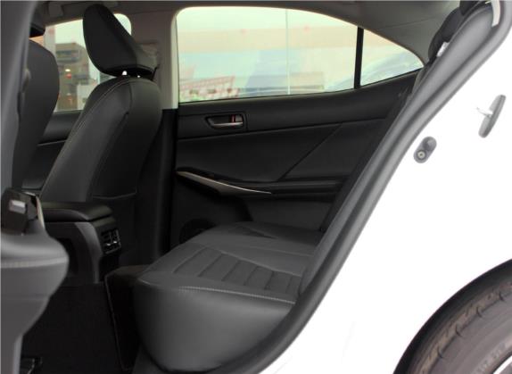 雷克萨斯IS 2017款 300 领先版 车厢座椅   后排空间