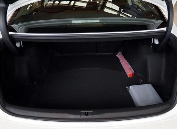 雷克萨斯IS 2017款 300 锋尚版 车厢座椅   后备厢