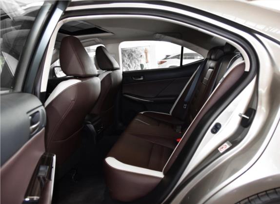 雷克萨斯IS 2017款 300 豪华版 车厢座椅   后排空间