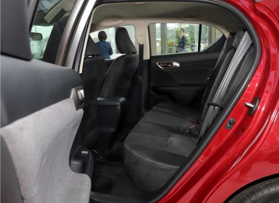 雷克萨斯CT 2017款 CT200h 精英版 双色 国VI 车厢座椅   后排空间