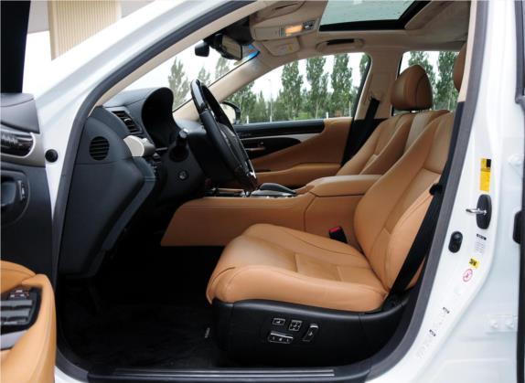 雷克萨斯LS 2014款 600hL 车厢座椅   前排空间