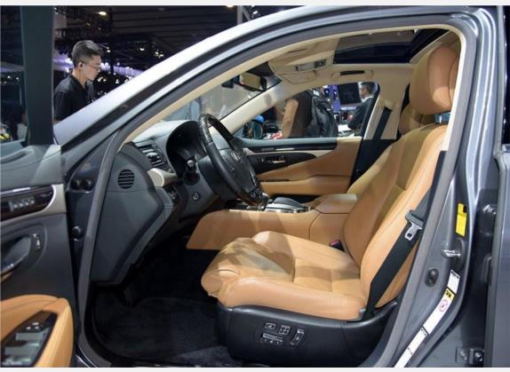 雷克萨斯LS 2016款 600hL 车厢座椅   前排空间