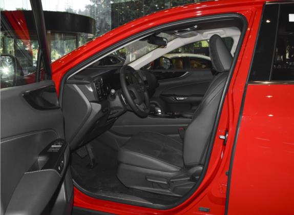 雷克萨斯NX 2022款 260 前驱 创驰版 车厢座椅   前排空间