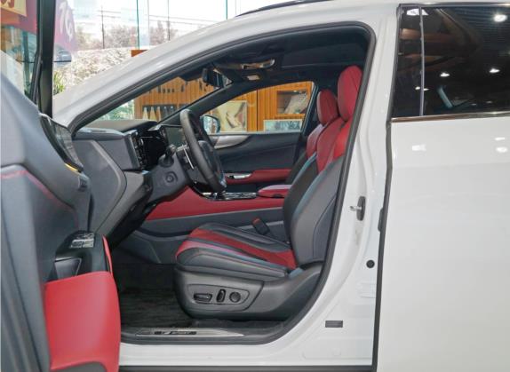 雷克萨斯NX 2022款 350h 全驱 F SPORT 车厢座椅   前排空间
